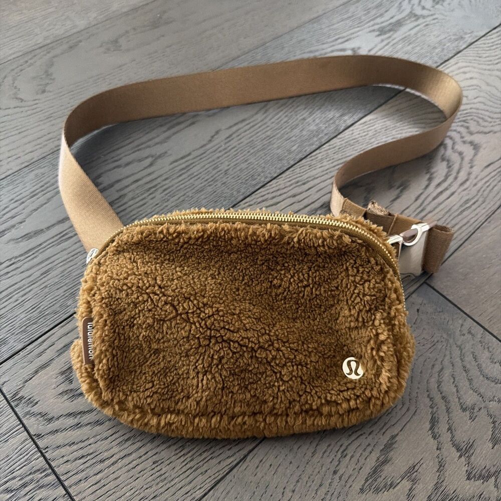 Lululemon Brown Sherpa Fleece Waist Pack Belt Bag Zip Closure 5L Women